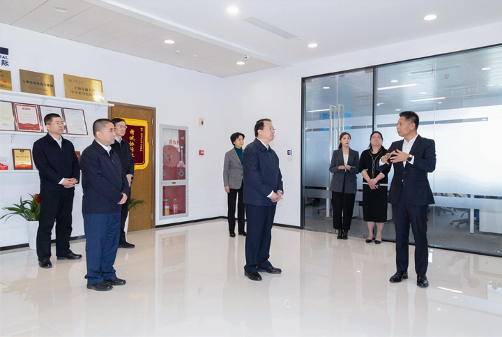 上海市长龚正一行察看AI知名人力资源服务公司大富豪棋牌最新官网版国际的AI赋能人力资源数据动态分析平台